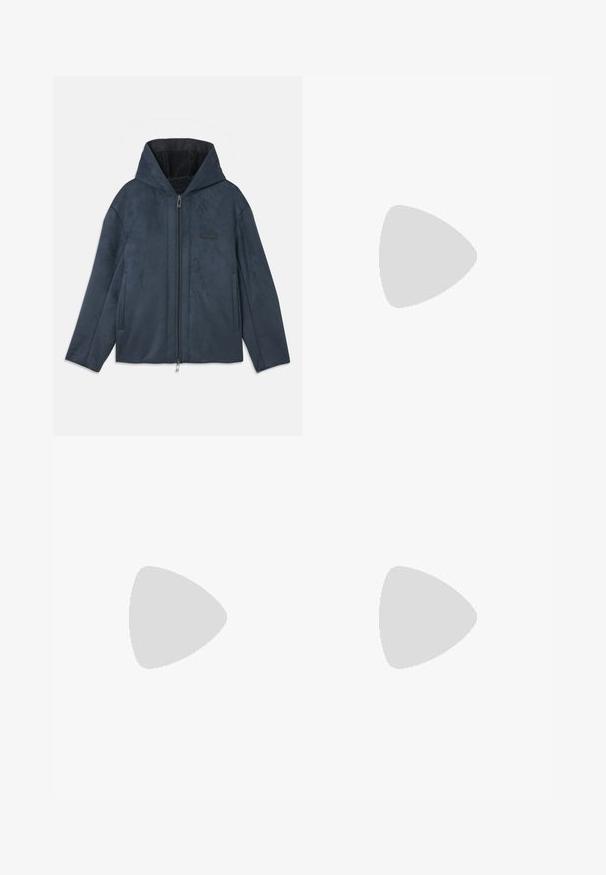 Veste à capuche bleu foncé en matériau doux imitant le daim, avec une fermeture éclair sur le devant, des poches latérales et une doublure intérieure en peluche.; T-shirt en coton blanc avec un col rond et des manches courtes, orné d'un logo doré EA7 Emporio Armani imprimé sur le devant.; Shorts de sport noirs en tissu doux, avec une taille élastique et un petit logo jaune EA7 sur le bas de la jambe gauche.; Baskets en cuir blanc avec une finition lisse, bout arrondi, lacets plats et semelle texturée. Présente un logo discret sur le talon.