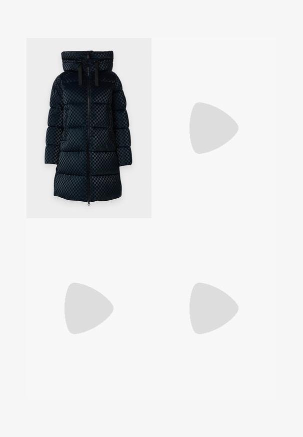 Mustassa ruudullisessa puhvitakkissa on huppu, etuvetoketju ja nyöriyksityiskohtia. Takissa on tikkauksella varustettuja kohtia ja keskipitkä malli.; Musta puuvillapaita, jossa on pyöreä kaula-aukko, lyhyet hihat ja brodeerattu logo rinnassa. Yksinkertainen, rento istuvuus ilman kuvioita.; Mustat räätälöidyt housut suoraa lahjetta, joissa on sileä pinta ja terävät taitteet edessä. Ei näkyvää metalliosaa.; Mustat nahkaiset korkokengät, joissa on säädettävä nilkkastrappi, avoin varvasmuotoilu ja neliömäinen korko. Silkkinen pinta, minimalistinen tyyli.