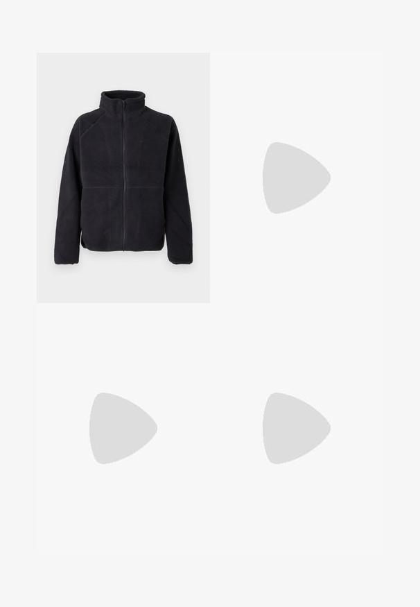 Sort fleecejakke med lynlås, lange ærmer og høj krave, lavet af blødt, tekstureret stof, præsenteret på en enkel hvid baggrund.; Sort langærmet T-shirt i bomuld med et lille flerfarvet Dickies-logo på venstre brystområde og ribbede manchetter.; Lysegrå, løstsiddende jeans lavet af denim. Har et klassisk fem-lomme design, bæltestropper og en lige ben silhuet.; Hvide lædersneakers med perforerede sider, teksturerede detaljer, flade snørebånd og en kontrasterende grå hæl. Har en let forhøjet sål.