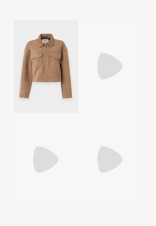 Bruine cropped jas van zacht suede met lange mouwen, een ritssluiting en twee borstzakken. Kenmerkt zichtbare stiksels.; Zwart kortemouwen t-shirt van katoen. Heeft een ronde hals en een losse pasvorm met een gladde, egaal textuur. Geen zichtbare patronen of accenten.; Witte jersey leggings met een gladde textuur, slim fit en traditioneel vijf-pocketdesign. Ze zijn vervaardigd van lichtgewicht stof met subtiele stikseldetails.; Witte hoge hakken sandaal met een chunky hak, met een bandjesontwerp en enkelband. Gladde textuur met een plateau voor extra hoogte.