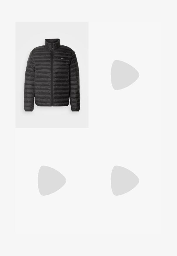 Giubbotto puffa nero con zip frontale, colletto alto e design a righe orizzontali. Presenta una piccola patch con logo sul petto sinistro.; T-shirt bianco in cotone con logo "CK" nero e testo "Calvin Klein Jeans", maniche corte e scollatura rotonda classica.; Jeans in denim blu con una vestibilità slim, vita a media altezza, design a cinque tasche, lavaggio sbiadito e leggera sfumatura sulla parte anteriore e posteriore.; Scarpe da trekking nere con un design a strati, tessuto testurizzato e suola in gomma, dotate di aree rinforzate e allacciatura frontale.