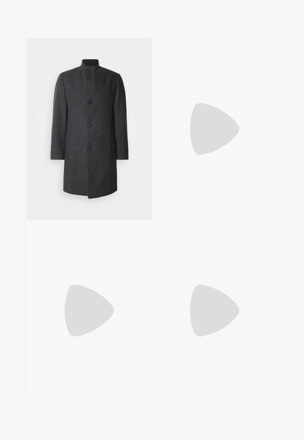 Dunkelgrauer Wollmantel mit Stehkragen, fünf Knöpfen und Seitentaschen; zeichnet sich durch ein Fischgrätmuster und einen geraden Schnitt aus.; Schwarz T-Shirt mit kurzen Ärmeln aus einem glatten Baumwollmix, mit Rundhalsausschnitt und einem minimalistischen Design ohne Muster oder Akzente.; Schwarze Baumwollhosen mit geradem Schnitt, featuring einen Knopfverschluss, Gürtelschlaufen und minimalistischem Design. Glatte Textur, ohne Muster.; Schwarzer niedriger Ledersneaker mit schwarzen Schnürsenkeln und cremefarbenem Sohlenrand, seitlich auf weißem Hintergrund dargestellt.