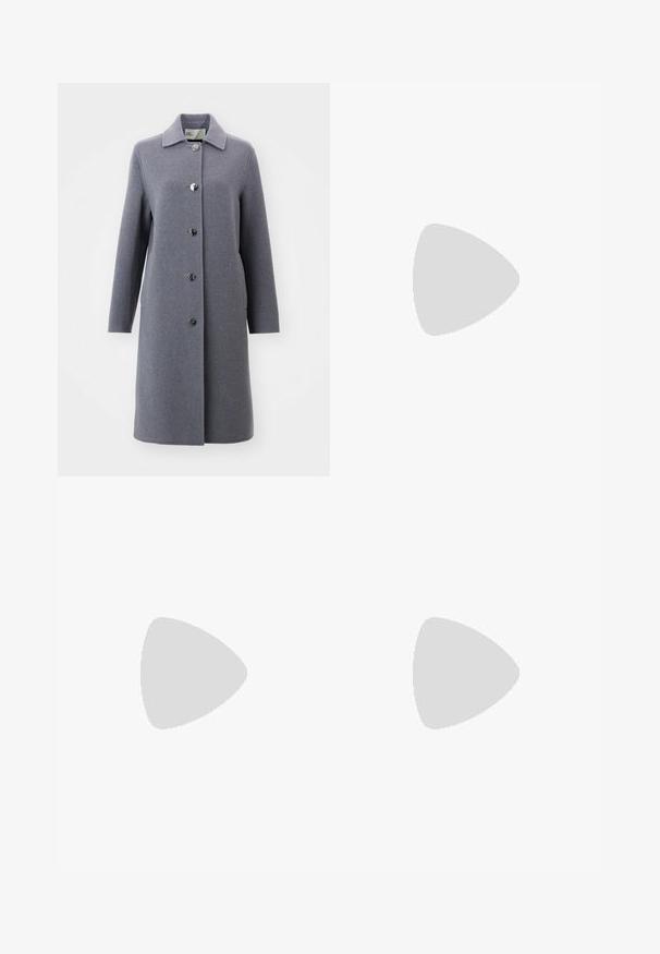 Tory Burch FLECKED COAT - Klasičan kaput - flecked gray; Pulover u tamnoplavoj boji s polu-patentnim ovratnikom, dugim rukavima i teksturiranim pletenjem. Ima čist, minimalistički izgled.; Tamnoplave hlače ravnog kroja, izrađene od glatkog materijala, s petljama za remen i prednjim zatvaranjem na patentni zatvarač.; Bež cipele do gležnjeva s mekim krznom, materijal nalik antilopu, zaobljenim vrhom i laganom gumenom petom. Nema istaknutih uzoraka ili hardvera vidljivog.