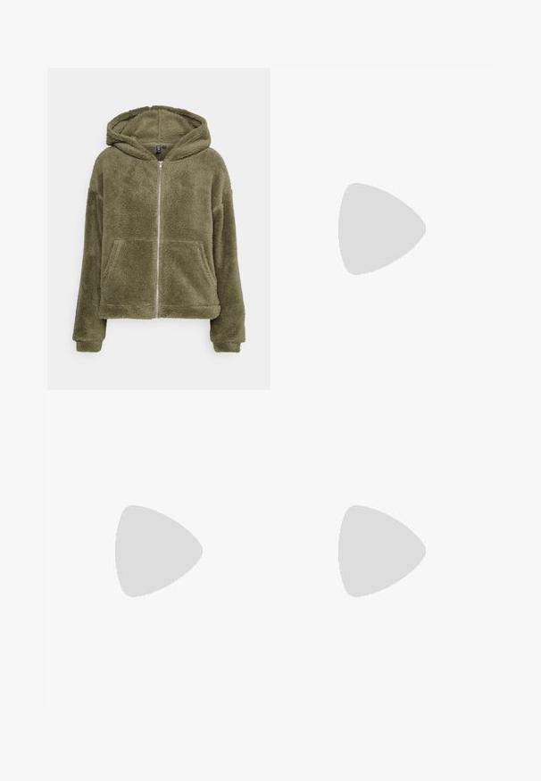 Pieces PCCARLI ZIP HOODIE - Casaco polar - deep lichen green; T-shirt de algodão preto com mangas curtas, apresentando um pequeno gráfico de borboleta rosa no lado esquerdo do peito. Design de gola redonda com um corte solto.; Calças pretas, leves, com um cinto elástico e punhos franzidos. O tecido é suave e apresenta um design relaxado e afunilado.; Sapatos de plataforma em couro preto com um salto bloco robusto, bico redondo e design clássico de atacadores. Apresentam uma textura suave e detalhes mínimos.