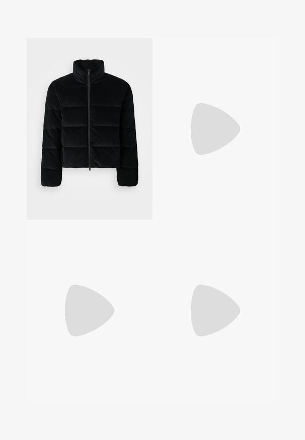 Giacca puffer in corduroy nera con colletto alto e zip frontale. Presenta sezioni trapuntate per l'isolamento e maniche lunghe.; T-shirt in cotone nero della Nike con collo rotondo classico, maniche corte e un logo in rilievo discreto sul petto. Texture liscia.; Pantaloni della tuta neri realizzati in tessuto morbido con vita elastica, coulisse e un piccolo logo Nike sulla coscia sinistra.; Scarpe sportive nere con tessuto testurizzato e suole in gomma, dotate di lacci elastici e un accento blu sul tallone. Indossate con pantaloni in denim chiaro.