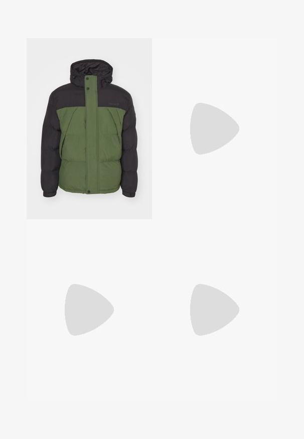 Puffjakke med svart overdel og grønn nederdel, laget av teksturert stoff, med hette og full glidelås foran.; Hvit bomulls-T-skjorte med korte ermer, rund hals og en liten, brodert blå "C"-logo på venstre brystområde.; Olivenfargede, høy midje-bukser med rette bein. Laget av et lett stoff, med frontfolder og knappelukking.; Grønne semskede sneakers med hvit tre-strips design, kremfargede detaljer og brun teksturert såle. "SPEZIAL" brodert i gull på siden.