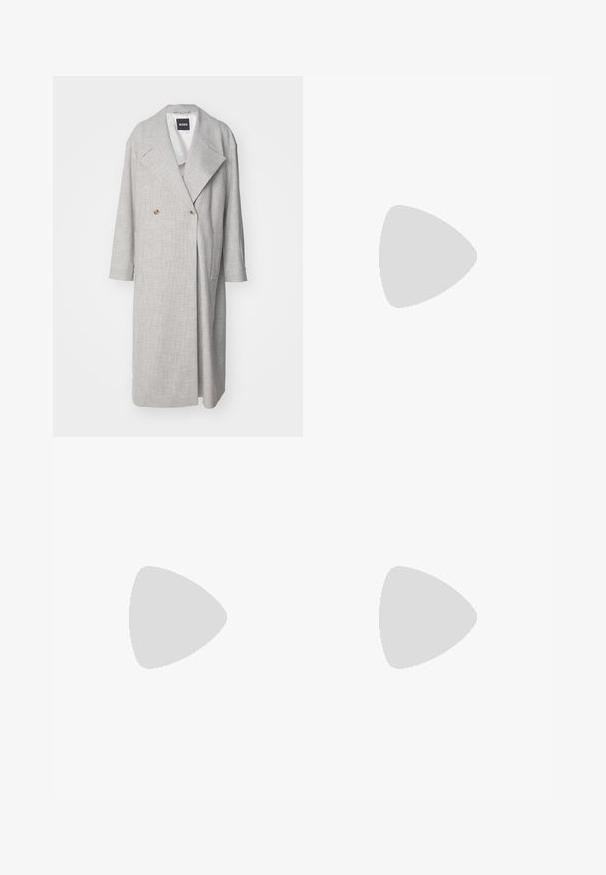 Abrigo de cuadros gris claro con un gran cuello de muesca, diseño de doble botonadura y mangas cortas. Presenta dos botones dorados y un corte relajado.; Camiseta de algodón negra con cuello redondo, mangas cortas y un logo bordado en el pecho. Ajuste simple y relajado sin patrones.; Pantalones negros ajustados con un diseño de pierna recta, que presentan una textura suave y pliegues nítidos en el frente. Sin herrajes visibles.; Tacones negros de piel sintética tipo slingback con punta afilada, que cuentan con un tacón delgado y un detalle en tono dorado en la correa ajustable. Textura suave.