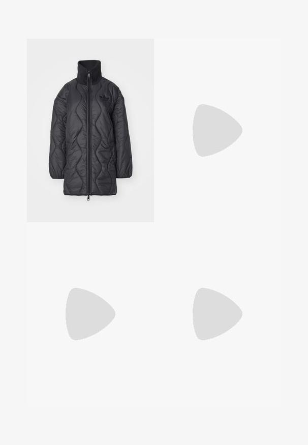 adidas Originals QUILTED MID - Abrigo de invierno - black; Camiseta de algodón negra de manga corta que presenta un gran gráfico plateado y marrón del logotipo de Adidas y las tres franjas en el frente.; Pantalones de chándal negros hechos de un tejido suave y texturizado. Presentan una cinturilla elástica, puños y un pequeño logo blanco cerca de la cadera.; Zapatilla negra con acentos naranjas, tres franjas horizontales, parte superior de cuero texturizado, punta de goma y cordones negros.