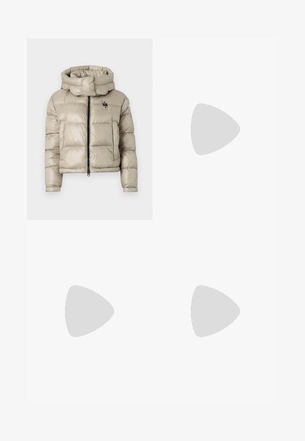 Puffjakke i lys beige med høj krave, lynlås foran og vandret quiltet mønster; har et lille logo på brystet.; Hvid t-shirt med korte ærmer og navy horisontale striber, med broderet "Tommy Hilfiger" logo på brystet. Klassisk crew neck design.; Sorte lige jeans lavet af denim, med høj talje, fem lommer og en lynlås i front med knaplukning. Let slidte vaske.; Hvide lædersneakers med en tyk hvid sål, sort ruskindhælvægt og prægede logoer på siden. Snørebåndsdesign med seks øjer.