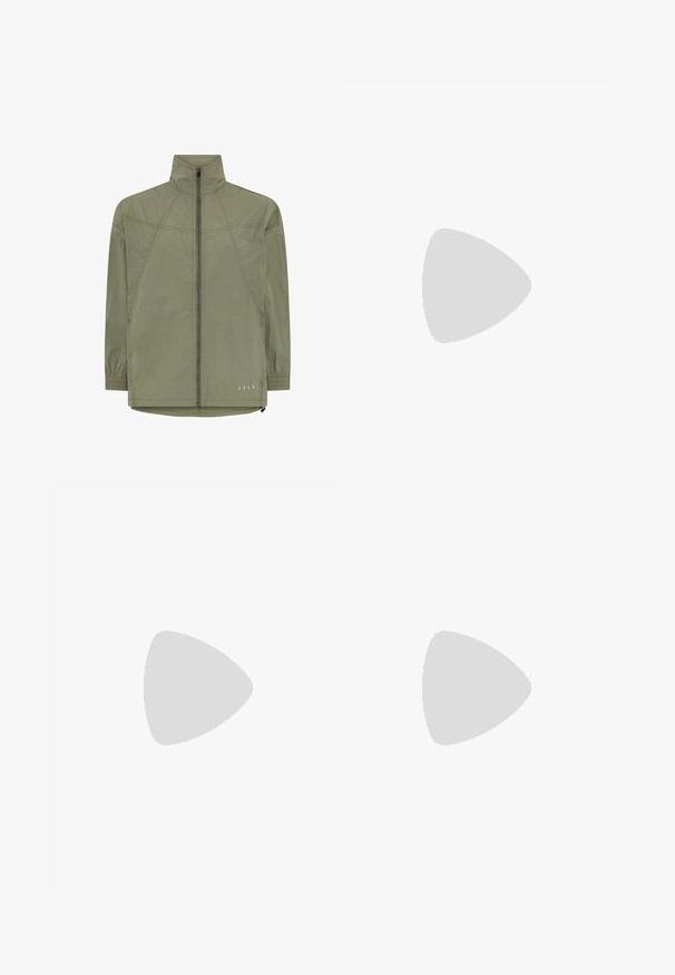 Lahka olivno zelena jakna z visokim ovratnikom, z zadrgo spredaj, elastičnimi manšetami in subtilnim poudarkom na dekorativnem šivanju.; Bela dolgo rukava srajca, izdelana iz mehkega bombaža, z okroglo ovratnico, ohlapnim krojem in stranskimi razporki za lažje gibanje.; Črne široke hlače iz mehke tkanine z elastičnim pasom. Imajo majhen logotip na levi strani. Gladka tekstura in oblikovane linije.; Črne nogometne čevlje z teksturiranim usnjenim zgornjim delom, ki vključujejo oblazinjeno sprednjo stran, tri bele črte na straneh in podplat iz gumijaste gume.; Črna tkaninska torba na vrvico z dvema dolgima ročajema, zbrano na vrhu, gladko teksturo in majhno gumbasto okrasje na dnu.