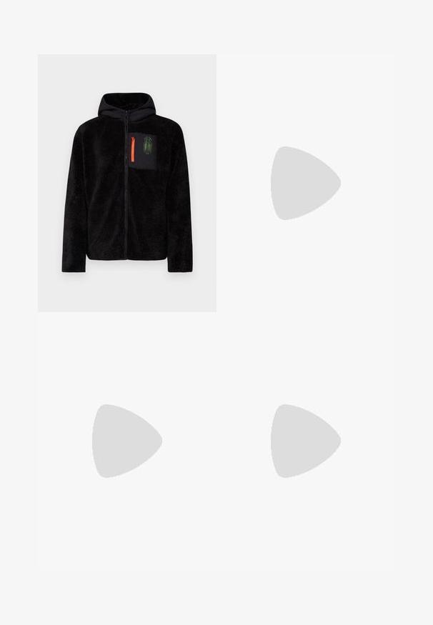 Chaqueta de forro polar negra con cremallera y capucha, que presenta un bolsillo en el pecho de tela negra con cremallera naranja y detalles gráficos en verde.; Camiseta negra de manga corta con detalles de tres rayas blancas en los hombros y un pequeño logo blanco en el pecho. Textura de tela suave.; Pantalones deportivos negros con cintura elástica, que presentan rayas laterales blancas y un pequeño logotipo. El material parece suave y ligero.; Zapatillas de ante negro con acentos amarillos, que presentan tres franjas y una suela de goma marrón. Incluyen una lengüeta acolchada para mayor comodidad.
