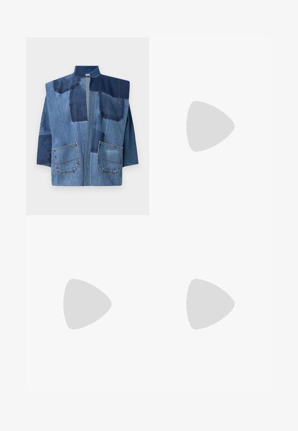 Jaqueta de ganga, apresentando várias tonalidades de azul, um colarinho alto e dois bolsos frontais. Painéis texturizados criam um design em patchwork.; T-shirt de manga curta branca feita de tecido canelado. Decote redondo, ajuste regular e detalhes de costura subtis. Sem padrões ou gráficos.; Saia midi branca de malha com um padrão texturizado com linhas verticais e detalhes recortados perto da bainha. Cintura elástica. Material suave.; Bailarina preta em pele com bico arredondado, textura suave, detalhe de costura minimalista e design de sola flexível.