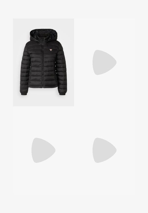 Črna puhovka s kapuco, z zadrgo, prešita zasnova in elastičnimi manšetami. Ima majhen logotip na prsih in stranske žepke.; Set dveh prilegajočih se turtleneck majic v beli in črni barvi. Kratki rokavi, gladka bombažna tkanina in tesno prilegajoča zasnova. Brez vzorcev ali grafike.; Široke traperice v temno modrem denimu. Imajo pet žepov, zanke za pas in surov rob na dnu z vidnimi šivi.; Bele platform tenisice izdelane iz gladkega sintetičnega materiala, z zaobljenim prstom, sistemom vezalk in teksturiranim gumijastim podplatom. Črn dodatek na peti.
