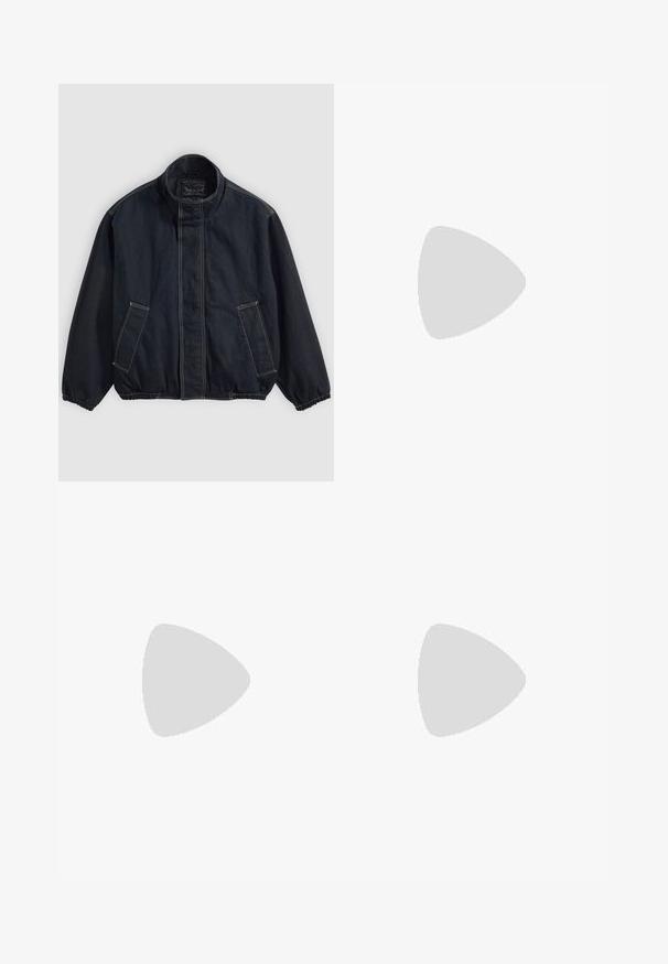 Mørkeblå jakke med ståkrave, elastiske manchetter og to forlommer. Synlig syning og en afslappet, lidt oversized pasform.; Hvid kortærmet T-shirt lavet af bomuld, med rund halsudskæring og løs pasform med lige kant. Ingen mønstre eller udsmykninger.; Lysblå denimjeans med en løs pasform, der har en hvid snor i taljen og tydelige riv på forsiden, som viser frynset kanter.; Sorte læder ankelstøvler med en blank finish, otte huller, sorte snørebånd og et trækstrop. Har en tekstureret sål med mønster.