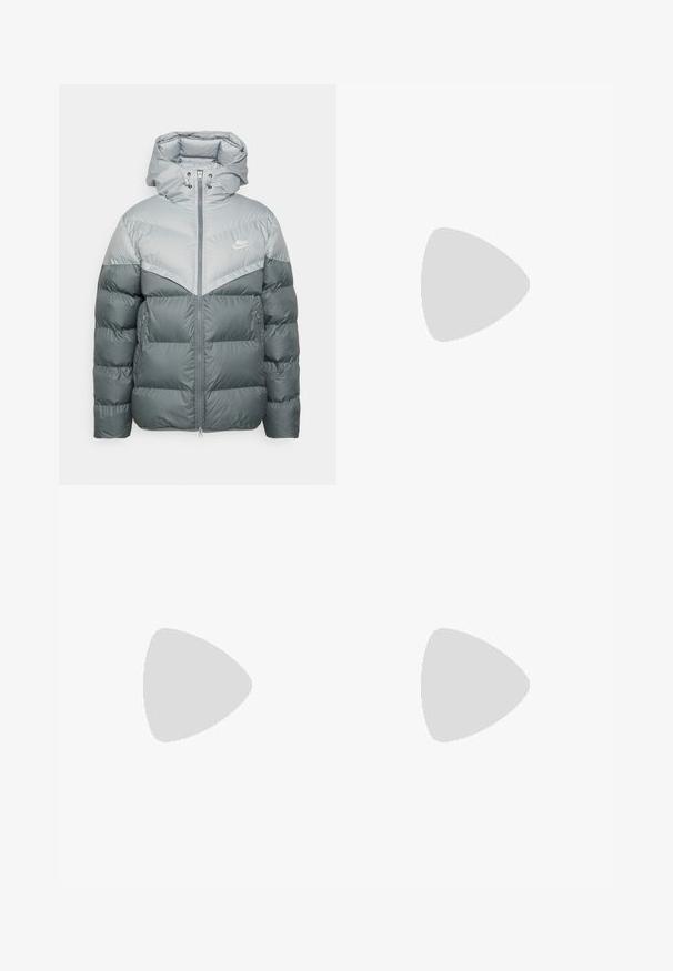 Casaco puffer cinza com capuz, apresentando uma secção superior cinza mais clara, fecho de zip e bolsos laterais. Logotipo da Nike no peito.; Pessoa jovem com cabelo trançado a usar uma camiseta Nike cinza claro e calções Nike pretos em fundo branco liso.; Calças cargo bege em um material de algodão leve. Apresenta punhos elásticos, múltiplos bolsos laterais e um fecho de botão.; Sapatilhas de couro branco com perfurações, biqueira redonda, sola plana e atacadores grossos, apresentando um logotipo swoosh visível e "AIR" no calcanhar.