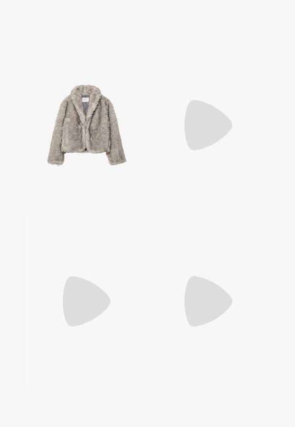 Grå fuskpäls kort jacka med långa ärmar och bred krage, som har en synlig varumärkesetikett innanför kragen.; Ljusgrå stickad långärmad tröja med ribbad nederkant och ärmslut, med V-ringning och avslappnad passform.; Vit t-shirt med kort ärm i bomull. Har en rundad halsringning och en avslappnad passform. Slät textur utan synliga mönster eller detaljer.; Breda jeans i grå denim, med hög midja, fem fickor, en knappstängning fram och subtil blekning på tyget.; Bruna mocka ankelskor med en fluffig foder, tjock beige plattformssula och en dragflik bak. Texturerad yta med synliga sömdetaljer.; Mörkbrun triangelformad vävd läderhandväska med ett enda flätat handtag och synlig dragkedjekloss på ena sidan.; Set om åtta silverringar, med olika mönster inklusive släta, texturerade och en med små pärlor. Funktioner inkluderar kurvor och detaljer.