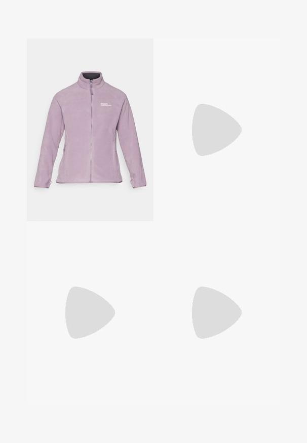 Fioletowa polarowa kurtka z stojącym kołnierzem, pełnym zamkiem, dwoma bocznymi kieszeniami i logo na klatce piersiowej. Miękka tekstura i dopasowany krój.; Czarna koszulka z długim rękawem z bawełny z okrągłym dekoltem. Posiada niewielkie białe logo po lewej stronie na piersi. Prosty design i fason.; Czarne nylonowe spodnie cargo z odpinanymi nogawkami, regulowanymi mankietami, wieloma kieszeniami oraz logo na prawej nogawce. Gładka, lekka tekstura.; Beżowe i kremowe buty sportowe z teksturowanej siateczki, wspierającymi nakładkami oraz gumową podeszwą z wzorem bieżnika zapewniającym przyczepność.