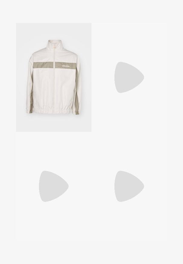 Ellesse DE ROSSI - Poletna jakna - beige; Bela dolgimi rokavi majica iz bombaža. Oblika s krožnim izrezom z rebrastimi manšetami in majhnim logotipom na levi rokavu. Gladka tekstura.; Črne cargo hlače s ravnim krojem, izdelane iz trpežnega materiala, z stranskimi žepi in našitim logotipom na levi strani.; Črne usnjene čevlje z zaobljenim nosom in štirimi luknjami za vezalke. Imajo teksturirano podplat in oranžno notranjost. Postavljeni na rumeno ozadje.