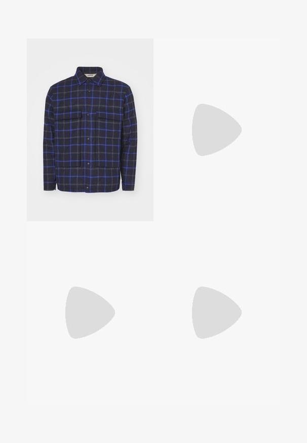 Rutiga jackan är gjord av texturerad tyg och har en mörk marinblå bakgrund med blå och grå rutor, två bröstfickor och tryckknappar.; Ljust rosa skjorta med knappar, vertikala blå ränder, krage, långa ärmar och en lös passform. Tillverkad av ett glatt tyg med en lätt glans.; Svarta plisserade byxor med en rak, bred bendesign. Tillverkade av ett slätt tyg, med knäppning fram och bälteshällor.; Rosa mockasnöre med svarta ränder, gummsula och texturerad lila häl. Har en snörningsdesign och prägling på sidan.