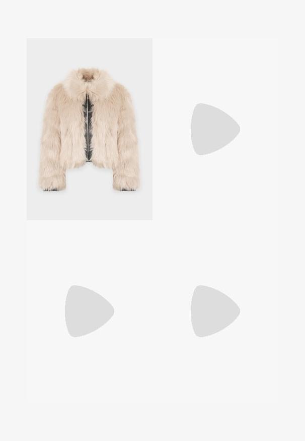 Chaqueta cropped de piel sintética en beige claro con interior de cuero sintético, que presenta un cuello y un cierre frontal con cremallera. Textura suave y forma voluminoso.; Chaleco sin mangas de piel sintética marrón oscuro con escote en V y forro interior suave, exhibido colgado sobre un fondo blanco liso.; Botas de cuero negro hasta la rodilla con punta afilada y tacón de aguja delgado. Textura suave con un diseño ajustado y costuras en el borde superior.; Bolso de mano de cuero negro con una correa de cadena plateada, que presenta acentos decorativos en forma de alas y costuras blancas a lo largo de la costura inferior.