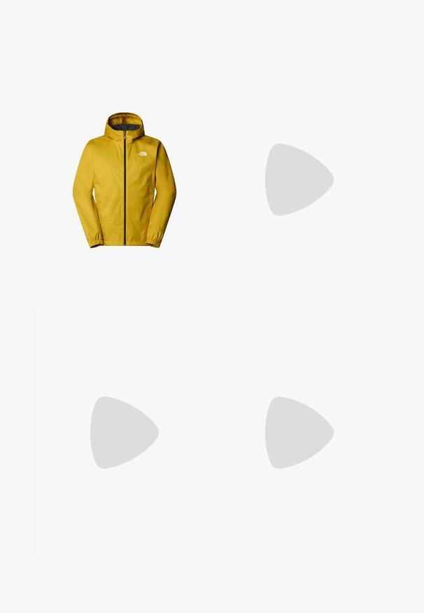 Gul regnjacka med huva, dragkedja fram, elastiska ärmslut och grått foder. Har en vit logotyp på vänster bröst.; Svart bomull t-shirt med kort ärm, rund halsringning och en liten vit logga på vänster bröst. Enkelt design, mjuk textur och avslappnad passform.; Svarta träningsbyxor tillverkade av lättviktsmaterial, med dragsko i midjan, sidofickor och avsmalnande muddar vid anklarna.; Svart utomhussko med ovandel i mocka, texturerad gummisula och robust snörningssystem. Har en förstärkt häl och varumärkeslogotyp på sidan.