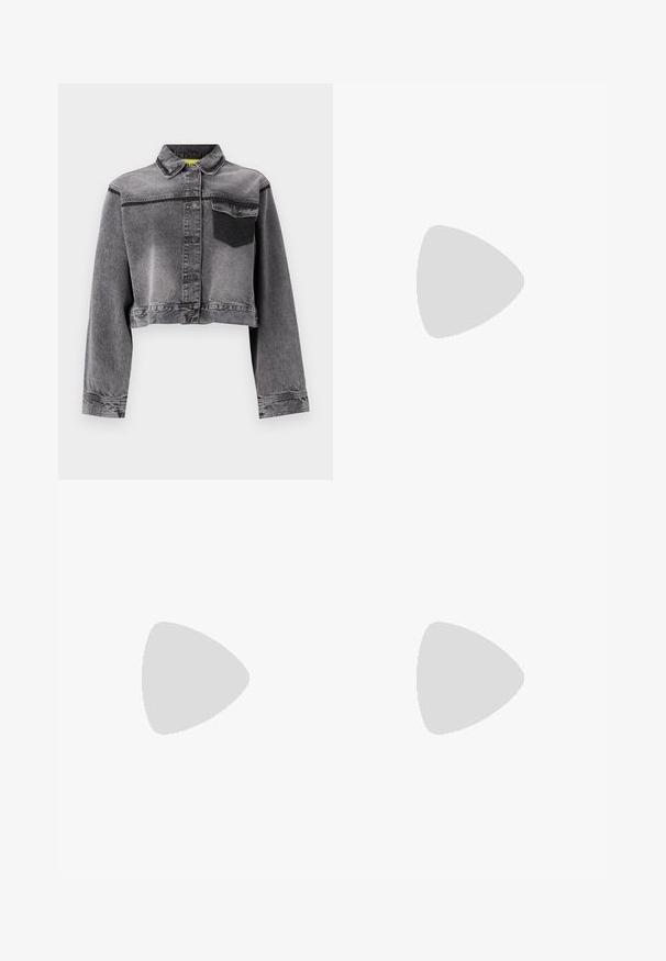 Beskurven grå denimjacka med knäppning fram, spetsig krage, en bröstficka och kontrasterande svart fickdetalj. Slät yta.; Svart bomull T-shirt med avslappnad passform, korta ärmar, rundad halsringning och en mjuk textur. Inga synliga mönster eller accenter.; Svarta polyester culottbyxor med elastisk midja, två framfickor och en lös silhuett. Inga synliga mönster eller hårdvarudetaljer.; Svarta lackerade klacksandaler med fyrkantig tå, ankelremmar och silverfärgade spännen. Har en kraftig blockklack för stabilitet.