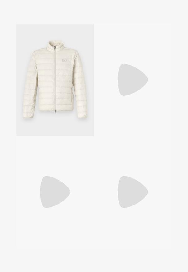 EA7 Emporio Armani TRAIN CORE JACKET - Jachetă cu puf - whitecap gray; T-shirt scurt gri, fabricat dintr-un material moale și texturat. Dispune de un guler clasic și o margine dreaptă, fiind potrivit pentru purtarea zilnică.; Pantaloni cargo gri cu picior larg, confecționați dintr-un material texturat, cu închidere la buton în față, două buzunare laterale și două buzunare cargo laterale.; Sneaker alb cu accente din suede, vârf rotund, șireturi plate și o talpă din cauciuc crem. Are un logo verde pe călcâie.