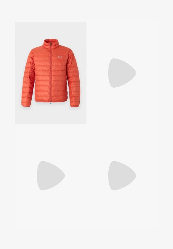 EA7 Emporio Armani TRAIN CORE JACKET - Dunjakke - summer fig; Hvit bomulls t-skjorte med rund hals og korte ermer, med en gullfarget EA7 Emporio Armani-logo trykket på fronten.; Sorte treningsshorts laget av mykt stoff, med elastisk midje og en liten gul EA7-logo nederst på venstre ben.; Hvite lærersneakers med en jevn overflate, rund tå, flate lisser og en teksturert såle. Har en subtil logo på hælen.