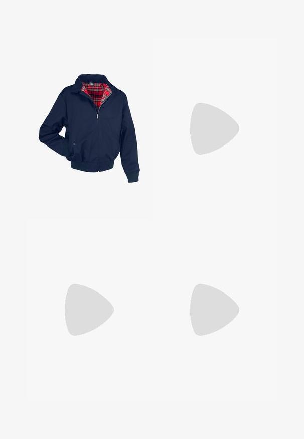 Námořnická modrá bomber bunda s červeným kostkovaným podšívem, zapínáním na zip, žebrovanými manžetami a spodním lemem. Obsahuje límec a kapsy.; Modrá a bílá pruhovaná košile s dlouhým rukávem vyrobená z bavlny, s límcem na knoflíky, předními knoflíky a malým vyšitým logem na hrudi.; Beige kalhoty se hladkým povrchem, rovný střih, dvě zadní kapsy s knoflíky a standardní pas.; Námořnické semišové tenisky s nízkým profilem, kulatou špičkou a kontrastní béžovou gumovou podrážkou. Obsahují tonální tkaničky a měkkou textilní podšívku.