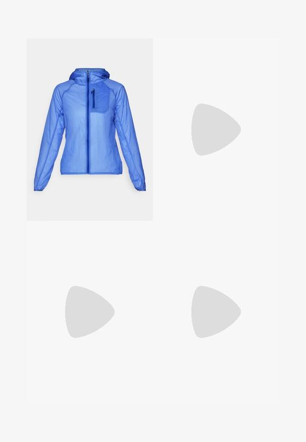 HOKA SKYFLOW JACKET - Neperpučiamoji striukė - cosmos; Baltas be rankovių marškinėliai, pagaminti iš lengvos medžiagos, su juodais Nike logotipo akcentais ant pečių, apvaliu iškirpimu ir laisvu siluetu.; Juodos aukšto liemens sportinės šortai, pagaminti iš elastingos medžiagos; turi šonines kišenes ir mažą Nike logotipą ant juosmens.; Baldas sportinis batelis su tinkleliu viršuje, apvaliu toe ir tekstūruota padais. Pabrėžia sidabrinį Nike swoosh ir minimalistinį dizainą.