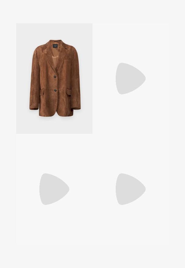 WEEKEND MaxMara OGGI - Giacca di pelle - terra; Camicia marrone scuro a maniche lunghe con bottoni, dotata di due tasche a pattina sul petto e colletto classico, mostrata su uno sfondo bianco uniforme.; Gonna midi nera aderente realizzata in tessuto liscio. Presenta un design frontale arricciato e un orlo drappeggiato asimmetrico. Senza hardware visibile o motivi.; Sandali slingback bianchi con un leggero tacco, sottili cinturini e una superficie in pelle liscia; presentano una piccola fibbia decorativa.