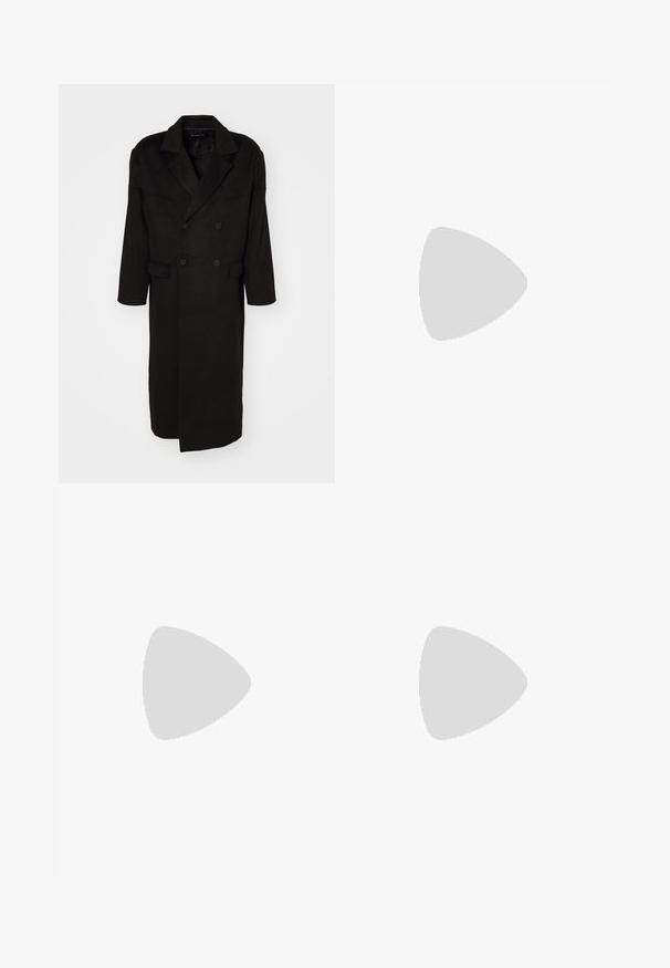 Han Kjøbenhavn WIDE SHOULDER LONG TAILORED COAT - Casaco clássico - black; T-shirt preto de manga curta com detalhes em branco nas três listas nos ombros e um pequeno logo branco no peito. Textura do tecido suave.; Calças pretas em padrão xadrez com cintura elástica, dois bolsos frontais e um ajuste solto com design de perna reta. Feitas de material leve.; Tenis em camurça preta com detalhes amarelos, apresentando três riscas e uma sola de borracha castanha. Inclui uma língua acolchoada para maior conforto.