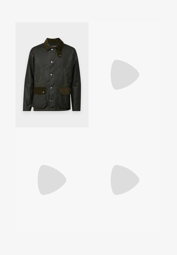 Barbour CORDALE JACKET - Kerge jope - fern; Valge puuvillane T-särk ümmarguse kaelusega, lühikeste varrukatega ja rinna peal diskreetse reljeefse logoga. Siseetiketil on oranž detail.; Tumed sinised püksid, millel on sile tekstuur, laiad sääred, ees olevad voldid, vöölukud ja tõmblukk. Sobivad nii ametlikeks kui ka igapäevasteks riietusteks.; Madala stiilis meeste toss mustast nahast ja seemisnahast, marooni värvi kanna detailiga ja valge kummist tallaga, vaatega välisküljelt.
