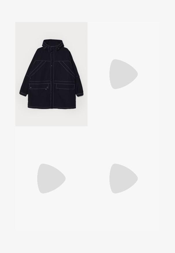 Giacca con cappuccio in navy realizzata in tessuto leggero, con cuciture bianche ben visibili, due tasche frontali e lacci regolabili sul cappuccio.; Top a maniche lunghe bianco con collo rotondo. Realizzato in un tessuto elasticizzato che si adatta al corpo. Presenta delle sottili righe orizzontali.; Pantaloni cargo beige con vita alta, gamba ampia e quattro grandi tasche laterali. Realizzati in un tessuto resistente con una texture liscia e dettagli minimi.; Sneaker in camoscio grigio chiaro con accenti in pelle bianca, tre strisce bianche e suola in gomma marrone, dotato di collo imbottito per il massimo comfort.; Orecchini a cerchio in argento con una finitura liscia e lucida. Forma rotonda e chiusura a scatto sicura. Design leggero adatto per l'uso quotidiano.