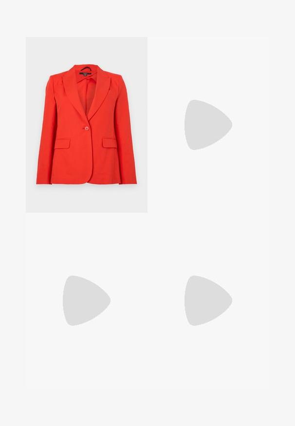 Blazer rouge ajusté en tissu lisse. Doté de revers crantés, de deux poches avant, d'une fermeture à un bouton et d'une coupe ajustée.; T-shirt blanc à manches courtes en tissu côtelé. Col rond, coupe régulière et détails de couture subtils. Aucune motif ni graphique.; Pantalon de survêtement rose avec une taille élastique, présentant des patches décoratifs en forme de diamant sur le côté gauche et des poignets élastiques aux chevilles.; Ballerines en cuir noir avec un bout rond, texture lisse, détails de couture minimalistes et design de semelle flexible.; Sac à main en cuir marron avec une fermeture à rabat, des accents en métal doré, une bandoulière et une texture lisse. Forme rectangulaire compacte.