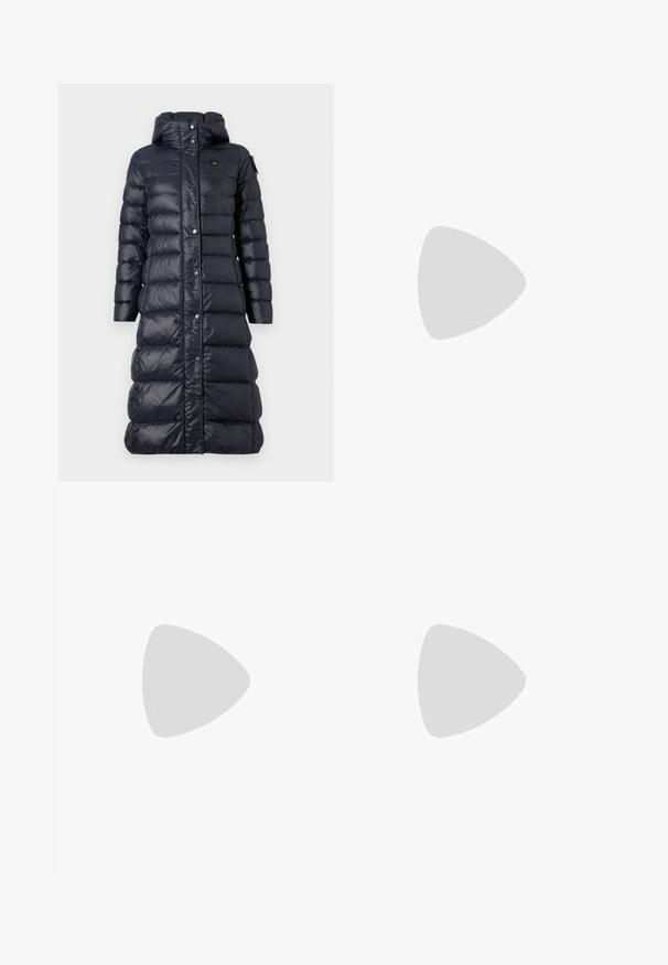 Blauer ANITA - Kaput ispunjen paperjem - blu; Crna pamučna majica s okruglim izrezom, kratkim rukavima i plavim izvezenim logom "Calvin Klein JEANS" na prednjoj strani.; Crne široke traperice od denima, s visokim strukom, pet džepova i metalnim zatvaranjem s kontrastnim šavovima.; Crne kožne loaferice s zaobljenim vrhom, debelim teksturiranim potplatom i minimalnim detaljima šivanja. Elegantna izrada bez vidljivih vezica ili metalnih elemenata.