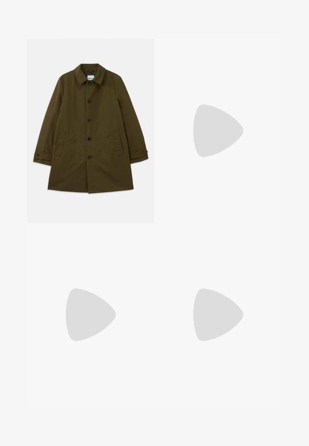 Abrigo verde oliva con un cuello clásico, cierre frontal de botones, dos bolsillos laterales y puños ajustables. Tela suave con una silueta estructurada.; Camiseta oversized de manga corta en negro con escote redondo y etiqueta de la marca Filippa K visible en el interior del cuello.; Pantalones negros ajustados con un diseño de pierna recta, confeccionados en una tela suave, que cuentan con un cierre frontal de botón y dos bolsillos laterales.; Zapatilla de ante negra con suela de goma blanca, que presenta costuras en el mismo tono y un diseño de cordones. Textura suave con una forma moderna y aerodinámica.