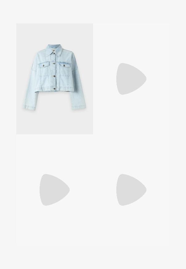 Giacca di jeans corta azzurro chiaro con maniche lunghe, due tasche sul petto e bottoni dorati. Realizzata in morbido tessuto di cotone testurizzato.; T-shirt bianco in cotone con colletto rotondo, maniche corte e un piccolo logo nero "Calvin Klein" sul petto. Design semplice, senza motivi.; Pantaloni neri su misura con un design a gamba dritta, caratterizzati da una texture liscia e pieghe ben definite sul davanti. Senza hardware visibile.; Décolleté slingback in vernice nera con punta affilata, tacco basso e design con aperture sul vamp. Accento in hardware color oro sul lato.