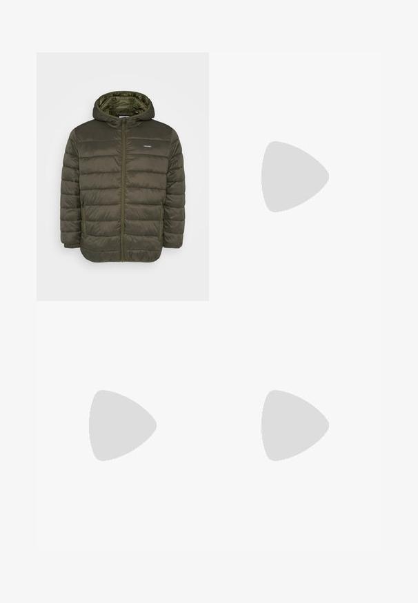 Olivgrön puffjacka med huva, med dragkedja framtill, horisontellt sydd mönster och två sidofickor. Slät, lättviktsmaterial.; Vit bomull t-shirt med korta ärmar och rund hals. Har en liten, diskret Nike-logotyp på bröstet och en sidetikett.; Vita slim-fit joggerbyxor med elastisk midja och dragsko, med sidofickor och en liten svart patch på höger ben.; Vita lädersneakers med grön Nike-logga, rund tå, platt sula, kombinerade med ljusblå denimbyxor, visade på en blå matta.