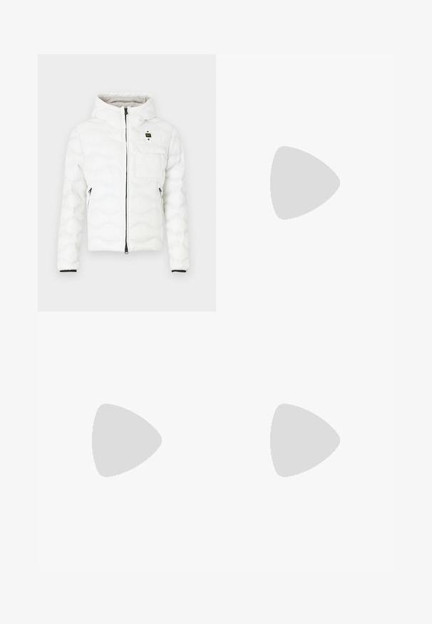 Blauer BRYANT - Jas - white; Zwarte katoenen t-shirt met ronde hals, voorzien van een witte en groene gestreepte afwerking en een geborduurd groen krokodillenlogo op de linkerborst.; Zwarte cargobroek van lichtgewicht stof, met een relaxte pasvorm, twee grote zijzakken en een knoopsluiting.; Lacoste sneakers in donkergrijs van mesh en synthetisch materiaal, met een gestructureerde zool en bruine accenten op de kraag en branding.