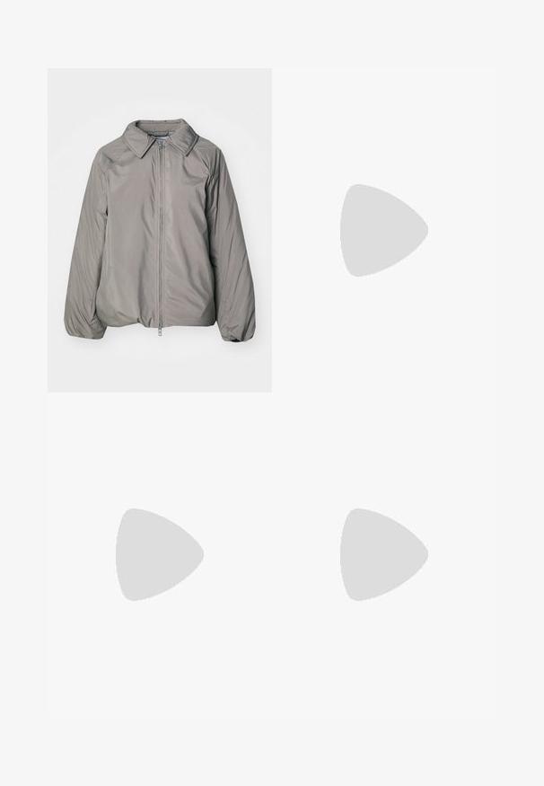 Weekday HELENA PADDED JACKET - Veste mi-saison - dusty grey; T-shirt surdimensionné gris foncé en coton, avec un graphisme central représentant un soleil, ornée de détails de lignes complexes imprimés sur le devant.; Jean large taille haute bleu clair avec bouton et fermeture éclair à l'avant, poches avant et arrière, sur fond blanc.; Sandales à talons vernies noires avec un bout carré, des sangles autour de la cheville et des boucles en argent. Dotées d'un talon bloc épais pour plus de stabilité.