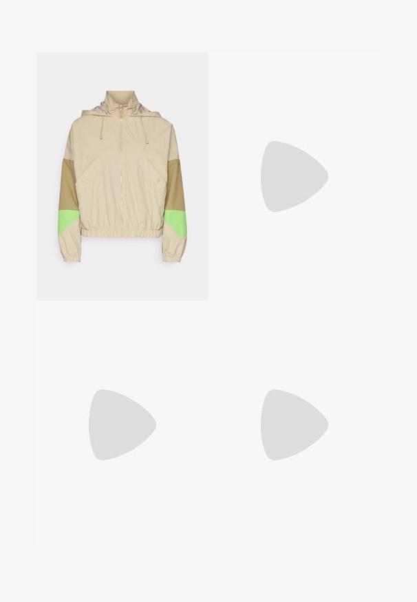 Beige jacka med huva, med gröna och bruna färgblock, en mittdragkedja, elastiska ärmslut och en dragsko i nederkanten. Texturerad tyg.; Vit skräddarsydd topp i ribbat tyg med korta ärmar och rynkade detaljer på sidorna för textur och form.; Vita högmidjade jeans med vida ben, tillverkade av denim; har fem fickor, kopparnitar och dragkedjeöppning.; Blå mockaskor med rosa ränder och vita snören, med en sula av gummigummi, kombinerat med lösa denimbyxor på en grön yta.