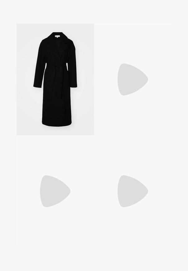 Juodas ilgas paltas, pagamintas iš minkštos medžiagos, su plačiu atvartų apykakle, ilgomis rankovėmis, diržu juosmeniui ir šoninėmis kišenėmis.; Šviesiai žalia ilgomis rankovėmis trumpa palaidinė su apvaliu iškirpimu ir asimetrišku hemu. Lengvas, raukšlėtas paviršiumas su dekoratyviniais siūlių akcentais.; Aukštos liemenės pločio džinsai tamsiai mėlynos spalvos. Su dviem užsegimais, priekinėmis kišenėmis ir subtiliais siuvimo akcentais pakraščiuose.; Juodos odinės kulkšninių botai su kvadratuoju pirštu ir blokuota pakulne, derinami su mėlynomis džinsinėmis plėšytomis kelnėmis, kurių galai siuvinėti kontrastinga siūle.; Aukso spalvos žiedo auskarai, ploni ir apvalūs, su lygiu metaliniu paviršiumi be papuošimų ar raštų.