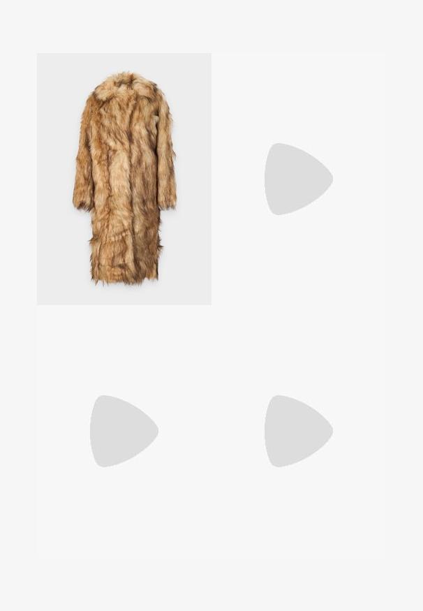 BDG Urban Outfitters Cappotto classico - camel; Maglione lavorato a maglia color marrone scuro con scollo rotondo, spalle scese, polsini e orlo a coste, caratterizzato da una morbida texture e una vestibilità comoda.; Stradivarius WIDE-LEG WITH BUCKLE DETAIL  - Pantaloni - dark brown; Bershka Sandali con tacco - black; Borsa in pelle marrone con parte superiore arricciata e tracolla a catena. Texture liscia con finitura lucida e dettagli di cucitura sottili sui lati.