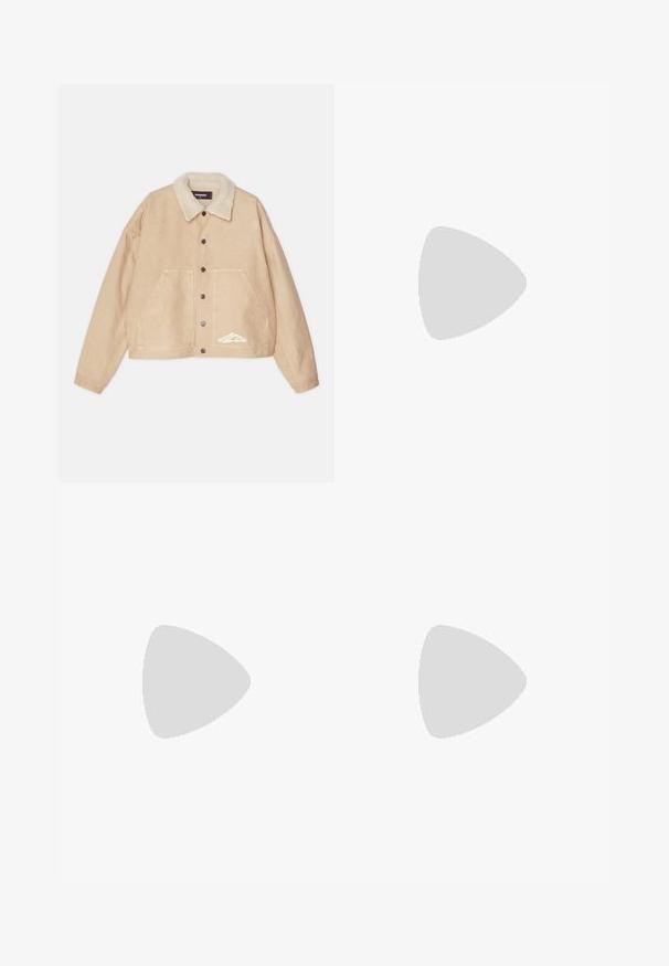 Beige lühike jakk karusnahkse kraega, esipaneelil nööbid, kaks suurt taskut ja valge brändingu detail alumisel vasakul küljel.; Valge puuvillane golfi särk ilma varrukateta, ümmarguse kaelusega, sileda tekstuuri ja sobiva lõikega, mõeldud igapäevaseks kandmiseks.; Pruunid dressipüksid elastse vöökoht ja reguleeritav pael, kaks külgmist lukuga taskut ning cargo-stiilis aktsendid paeltega.; Mustad nahast loafers ümarate varvastega, millel on kuldne riistvaraline aksessuaar ja tikandite detail, paigutatud madalale, tekstureeritud kummist tallale.