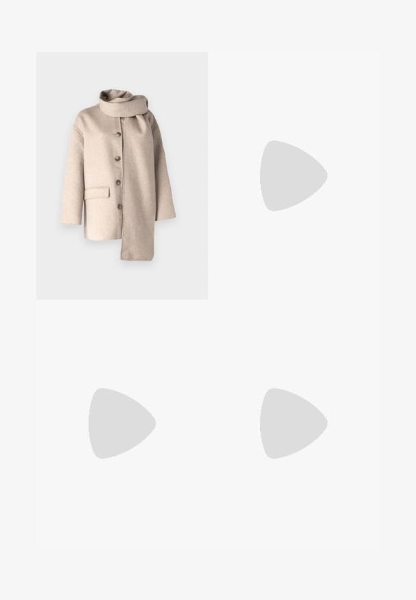 Beige vlněný kabát s širokým límcem, předními knoflíky a boční kapsou. Obsahuje prvek designu ve tvaru šály s volným zavěšením. Hladká textura.; Střižený, tmavě šedý svetr s vysokým límcem a dlouhými rukávy. Vyrobený z texturované pleteniny s jemným vzorem po celém povrchu.; ONLY Tall ONLSVEA PANT - Kalhoty - dark grey; Černé kožené kotníkové boty s kulatou špičkou, šněrováním na přední straně a silnou gumovou podešví s texturovaným vzorkem. S poutkem vzadu.