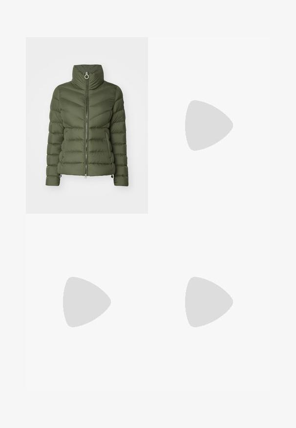 Colmar Originals LADIES  - Μπουφάν με πούπουλα - mud; Λευκό βαμβακερό μπλουζάκι με κοντά μανίκια, στρογγυλή λαιμόκοψη και άνετη εφαρμογή. Λείο υφασμάτινο, χωρίς σχέδια ή αξεσουάρ, μινιμαλιστικός σχεδιασμός.; Τζιν ψηλής μέσης σε μπλε χρώμα από τζιν ύφασμα, με ευθεία γραμμή, διακριτική ατραξιόν και κανονικό κλείσιμο με κουμπί και φερμουάρ.; Μαύρο αθλητικό παπούτσι με λείο δέρμα και σουέτ πάνελ, επίπεδα κορδόνια, στρογγυλή μύτη και λευκή καουτσούκ σόλα. Διακριτό λογότυπο στη φτέρνα.