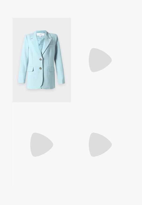 Blazer da donna azzurro chiaro con revers a notches, due bottoni frontali, tasche a pattina e tasca sul petto, esposto su uno sfondo bianco.; T-shirt bianco a maniche corte realizzato in tessuto liscio, caratterizzato da un colletto rotondo e dettagli di cucitura discreti all'orlo.; Shorts in denim bianco con un design a taglio dritto, caratterizzati da una vita alta, due tasche posteriori e una leggera rifinitura con cuciture.; Scarpe piatte argento e bianche con cinturini incrociati e dettagli testurizzati, abbinate a pantaloni neri larghi. Ambientate su un pavimento blu.; Le Specs THE WHISPERER UNISEX - Occhiali da sole - black
