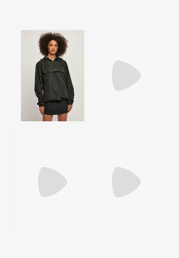 Zwarte lichtgewicht pulloverjack met een ritssluiting aan de voorkant, verstelbare kap en elastische boorden, gecombineerd met een denimrok.; Zwarte geribbelde crop top met verstelbare dunne bandjes, voorzien van drie witte strepen aan de zijkanten en een klein wit Adidas-logo in het midden.; Zwarte wijde pijpen broek gemaakt van lichtgewicht stof. Heeft een elastische tailleband met een trekkoord en witte zijstrepen. Merklogo op de heup.; Zwarte hoge sneakers met een lange canvas schacht, witte oogjes en veters. Bevat een rubberen neuskap en een contrasterende witte zool.