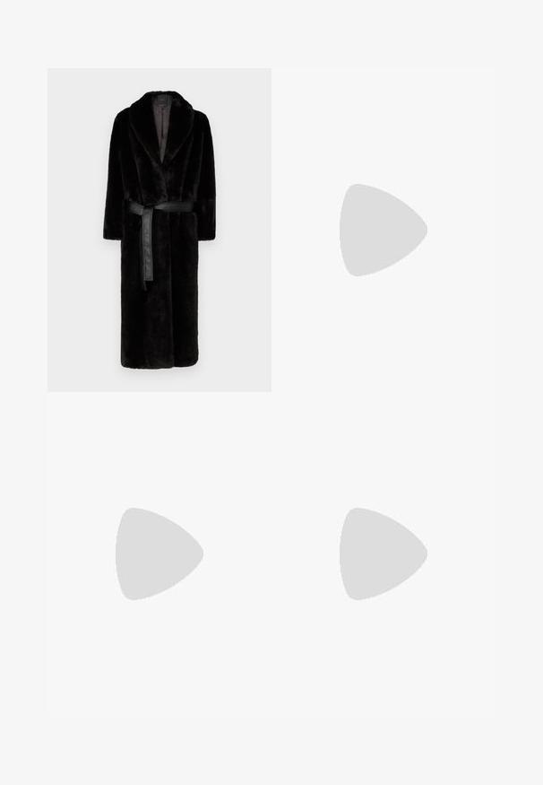 Ropa de piel sintética negra con un amplio cuello y mangas largas, que presenta un cinturón de cuero negro en la cintura para el cierre. Textura suave, hasta la rodilla.; Camiseta de algodón negra con cuello redondo, mangas cortas y un logo bordado en el pecho. Ajuste simple y relajado sin patrones.; Pantalones negros ajustados con un diseño de pierna recta, que presentan una textura suave y pliegues nítidos en el frente. Sin herrajes visibles.; Tacones negros de piel sintética tipo slingback con punta afilada, que cuentan con un tacón delgado y un detalle en tono dorado en la correa ajustable. Textura suave.; Bolso de mano de cuero negro con un diseño estructurado, que presenta una forma recortada, asa superior y acentos en dorado. Correa de hombro ajustable incluida.